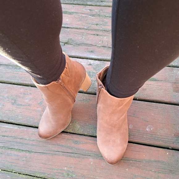 Vionic booties 9.5 - Picture 2 of 8